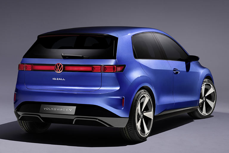 Auch die Heckpartie verzichtet auf Sperenzchen, sieht man vom beleuchteten Logo ab, das künftig alle VW tragen werden. Im Vergleich zu einem ID.3 ist der ID.2all klar wertiger ausgeführt