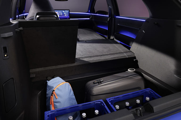 Das Konzept ermöglicht einen großen Kofferraum, der unterflur zusätzlich jede Menge Platz bietet. Unter der Rückbank befindet sich ein weiteres, abschließbares Fach, etwa für Ladekabel, Laptops und dergleichen