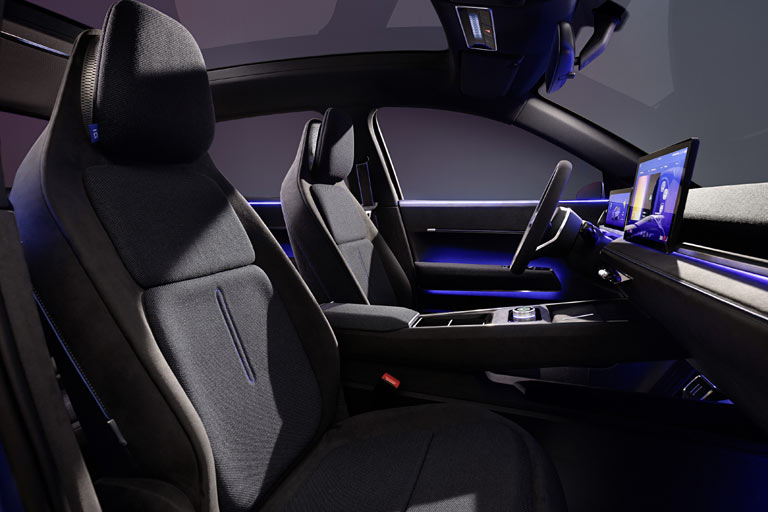 Blick ins Interieur: Schöner als im ID.3, aber noch nicht auf dem Niveau eines Golf VII. Das Panoramadach wird leider wieder feststehend sein, manche Schalter wandern in den Dachhimmel