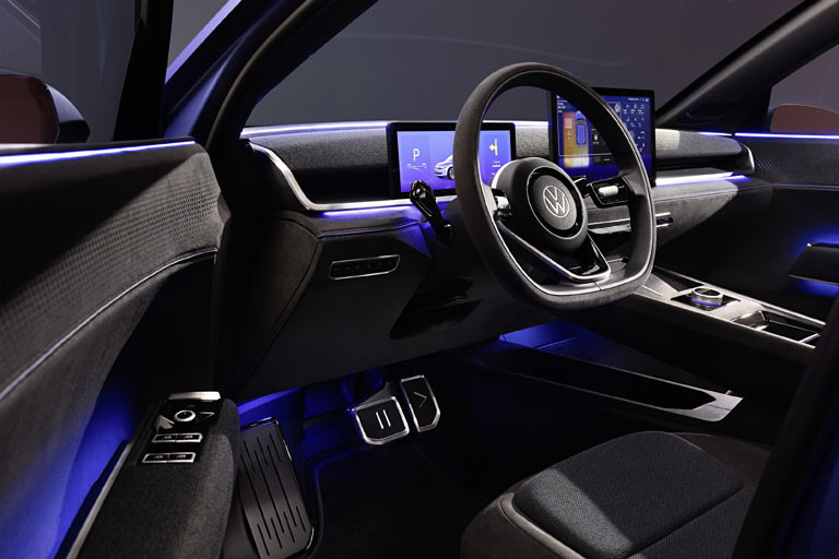 Das Display hinter dem Lenkrad wächst auf 10,9 Zoll, der Touchscreen misst 12,9 Zoll, aber die separate Anordnung stört das Auge. Einen gescheiten Lichtschalter gibt es weiterhin nicht, auch einen vernünftigen Türgriff sieht man nicht