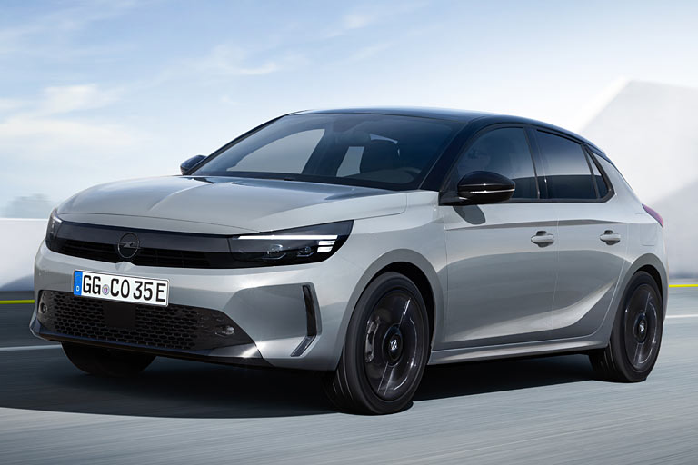 Opel liftet den Corsa. Erwartungsgemäß erhält der Kleinwagen die sog. Vizor-Front. Die Scheinwerfer bekommen eine verändete Form im inneren Bereich, ein schickes Tagfahrlicht und optional eine verbesserte Matrix-Technik