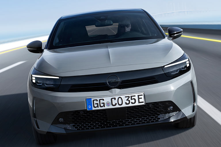 Die schwarze Blende berhebergt unsichtbar die Assistenzsensorik. Neu gezeichnete Frontschürze mit prägnanten vertikalen Elementen und nach innen gerückten Nebelscheinwerfern. Schade, dass die Motorhaube weiter nicht bis ganz nach vorne reicht