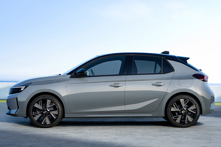 Die Seitenansicht bleibt Facelift-typisch unverändert, sieht man von dieser neuen Außenlackierung und mutmaßlich neuen Räderdesigns ab. Den Tank-/Ladedeckel auf der Fahrerseite zu positionieren ist und bleibt dämlich