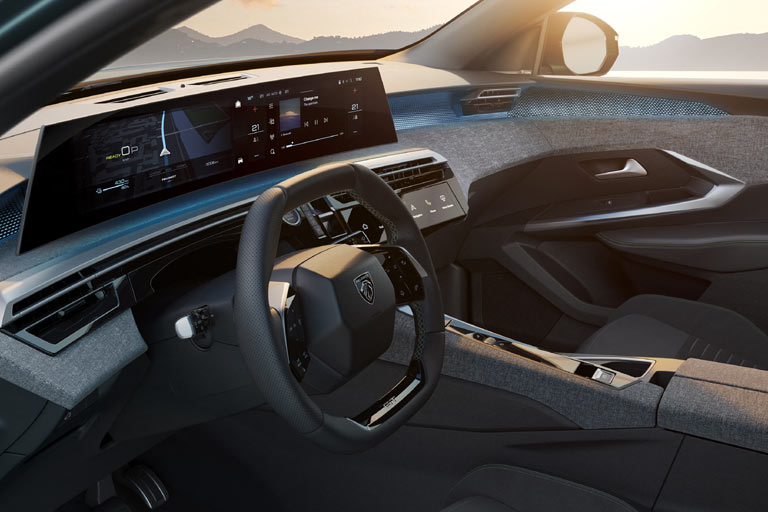 Tatsächlich sind es natürlich zwei Monitore: Links als Kombiinstrument, das Peugeot noch immer als Head-up-Display bezeichnet, rechts berührungsempfindlich für Navi, Klima & Co.