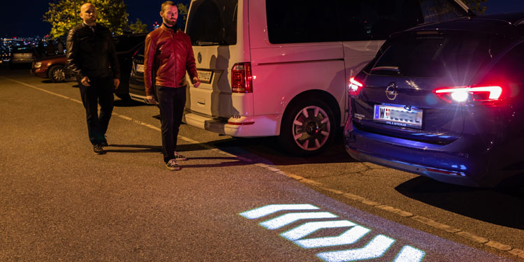 Nahfeld-Projektion für mehr Sicherheit am Fahrzeugheck