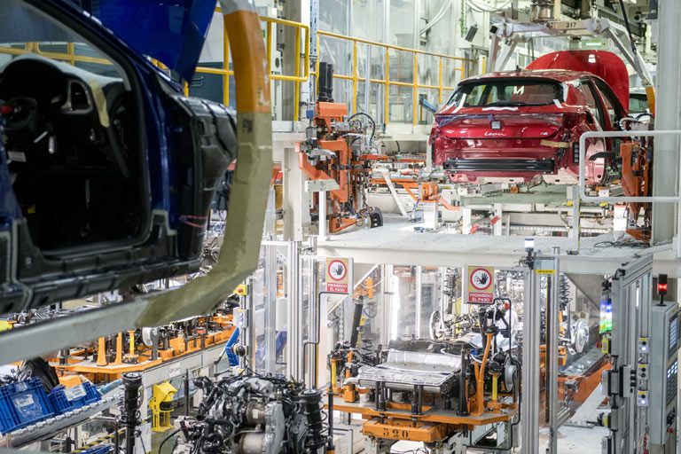 ... hier ist zum Vergleich der Blick in eine aktuelle Fertigungshalle