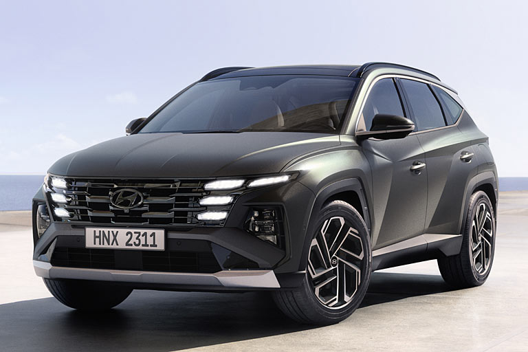 Zum Modelljahr 2024 fährt der Tucson modellgepflegt in die zweite Lebenshälfte. Wichtigstes Merkmal ist der bulligere Grill mit nun drei Tagfahrlicht-Streifen pro Seite