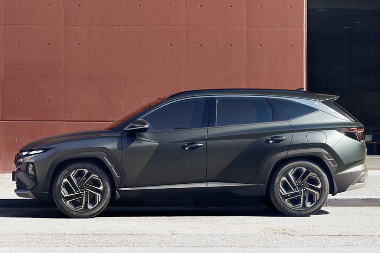 Die Seitenlinie bleibt Facelift-typisch unverändert, sieht man von neuen Räderdesigns ab