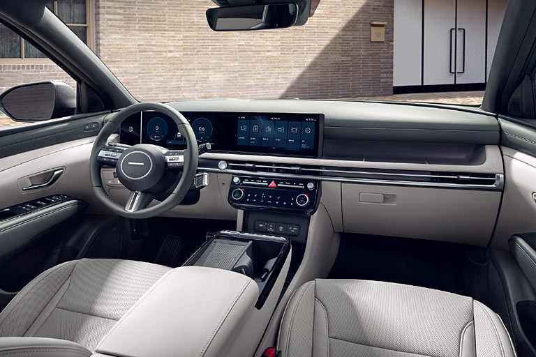 Im Innenraum erblickt das Auge eine große Umgestaltung: Horizontaler Look, nach oben versetzter Zentralbildschirm, neues Lenkrad und neue Mittelkonsole