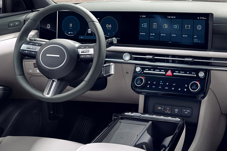 Sympathisch: Hyundai bleibt echten Tasten und sogar Drehreglern treu. Das Ambiente ist eine Mischung aus Kona und Ioniq6