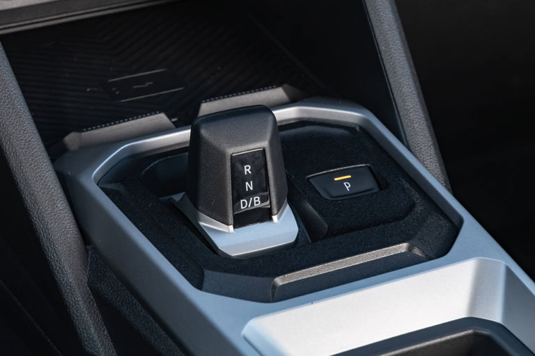 Bei Fahrzeugen mit automatisiertem Getriebe und dem neu designten Stummel-Wählhebel ist der Taster vorhanden