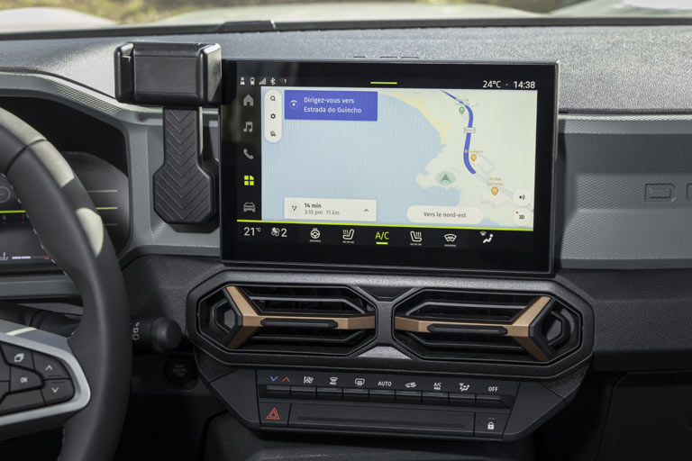 Der Bildschirm ist ab der zweiten Ausstattungslinie Standard, ein Navi kann dazugebucht werden. Auch die Handyhalterung ist Serie, sieht allerdings nicht sehr vertrauenserweckend aus