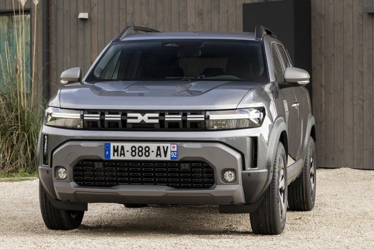 Wer die Launchfarbe &raquo;Sandstone&laquo; nicht so passend findet wie wir, sieht hier den neuen Duster im üblichen Anthrazit und ohne die kupferfarbenen Akzente