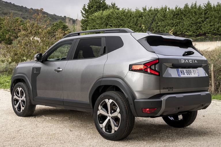 Dass die PR-Leute die Neu-Streifen der Reifen nicht wegretuschiert und den Heckwischer gerade ausgerichtet haben, ist merkwürdig. Das Bild zeigt 18-Zoll-Räder