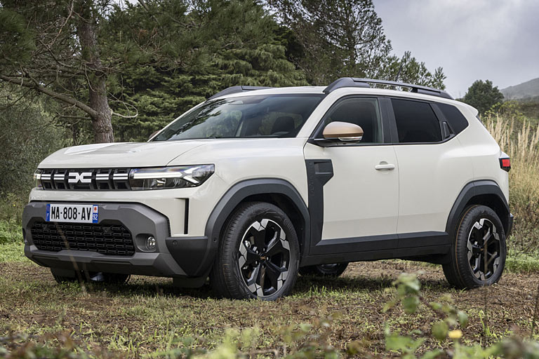 Die Front ist steiler, der Grill flacher, die Linien horizontaler und klarer: Dacia zeigt, wie einfach gutes Design gehen kann