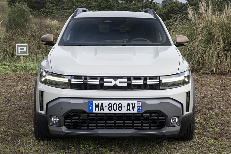 Die Motorhaube zeigt sich schöner eingepasst, bulliger und endlich ohne sichtbare Waschdüsen. Separate Nebelscheinwerfer sind nicht High-Tech, aber schön und gut