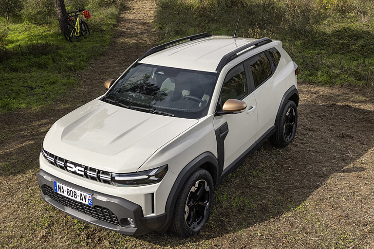 Die Radläufe und der Unterfahrschutz vorne und hinten sind aus einem neuen, nicht lackierten, aber durchgefärbten Material. Schade: Ein Glasdach gibt es nicht