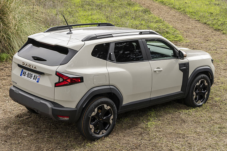 Abgesehen von der noch immer billig gemachten Antenne ist der Duster III auch aus dieser Perspektive gut gezeichnet