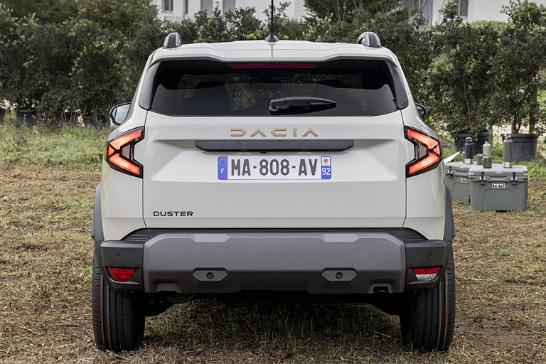 Die Rückleuchten bleiben einteilig, sitzen aber weiter außen für mehr Breitenwirkung. Klare, gerade Linien bestimmen das Design