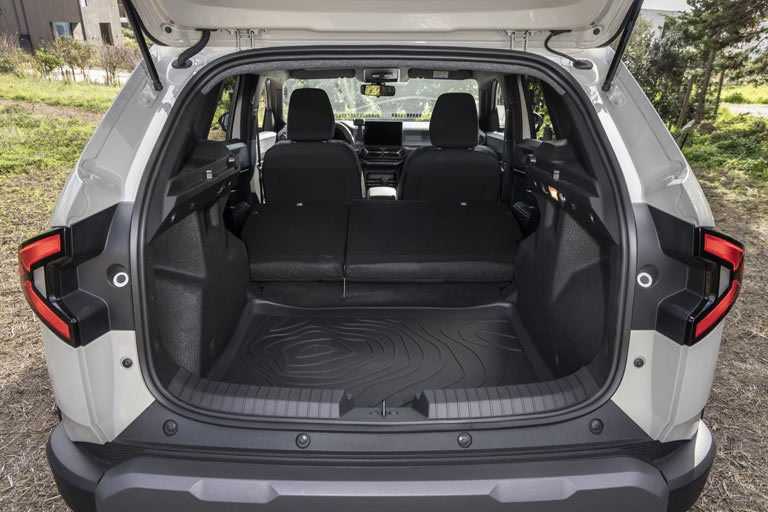 Beim Umlegen entsteht eine hohe Stufe. Eine elektrische Heckklappe gibt es nicht, aber das scheint verschmerzbar