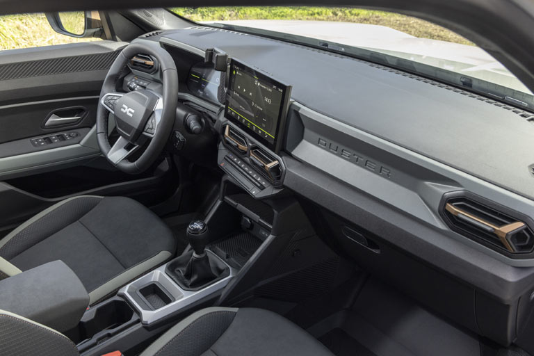 Blick ins Interieur: Steiler angeordnetes Armaturenbrett mit 10,25-Zoll-Bildschirm als Hauptelement. Was zu fehlen scheint, ist der Taster für die elektrische Handbremse