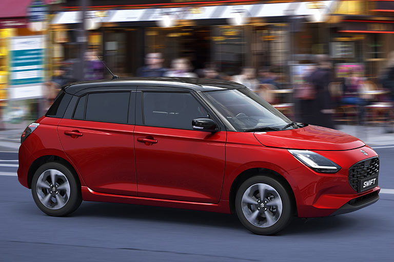 Die Fensterkante ist nun wieder durchgehend gerade ausgeführt und der hintere Türgriff wieder vernüpnftig. Dafür ist das hintere Seitenfenster nun anders als bisher geteilt, was den Bereich der C-Säule unruhig wirken lässt