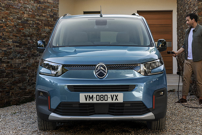 Weit nach oben gezogene Frontschürze, steile Front und gänzlich neu geformte Scheinwerfer prägen das neue Familiengesicht der Marke, und natürlich &raquo;