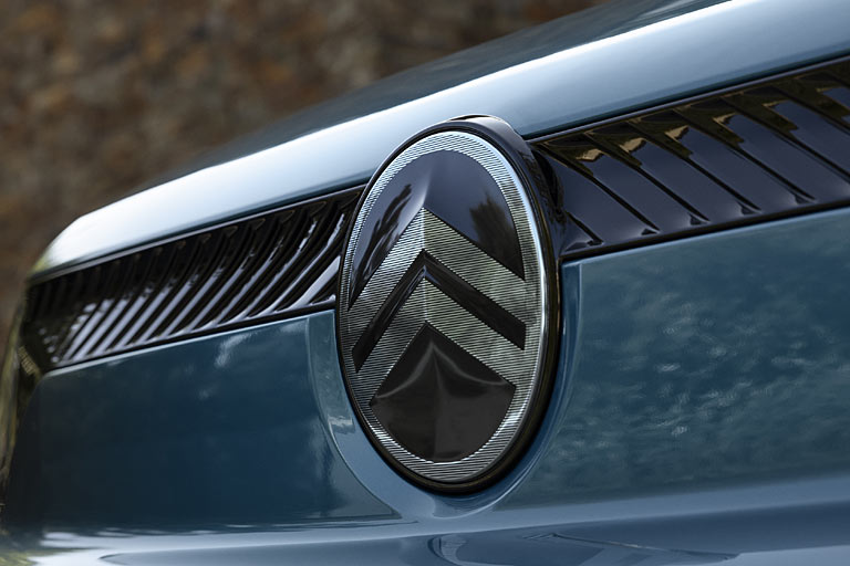 ... auch das nun oval eingefasste Logo, das noch ungewohnt wirkt