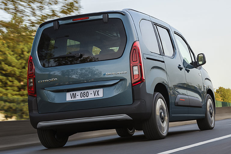 Am Heck gibt es nun einen linksseitig aufgeklebten Schriftzug anstelle des zentralen Logos als einzige Neuerung. Praktisch ist die separat öffnende Heckscheibe, die das Prinzip mit prägnanten Scharnierverkleidungen unterstreicht