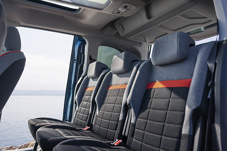 Die drei verschieb- und klappbaren Einzelsitze in Reihe 2 sind nun Serienstandard. Das modulare Dachsystem, unzählige Ablagen und die Schiebetüren machen den Berlingo zum angenehm-praktischen Begleiter