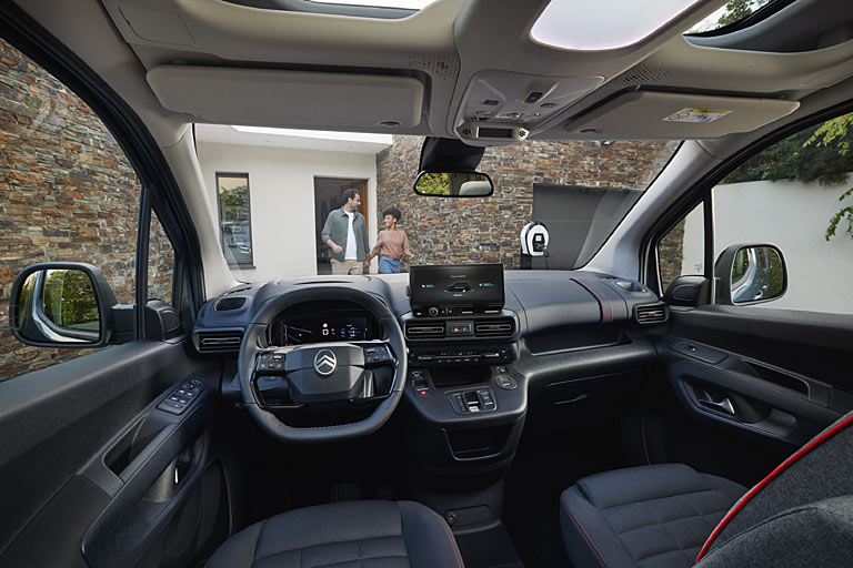 Im Interieur ist nun ein Zehn-Zoll-Display ebenso Standard wie digitale Instrumente. Beides gibt es in zwei verschiedenen Güteklassen