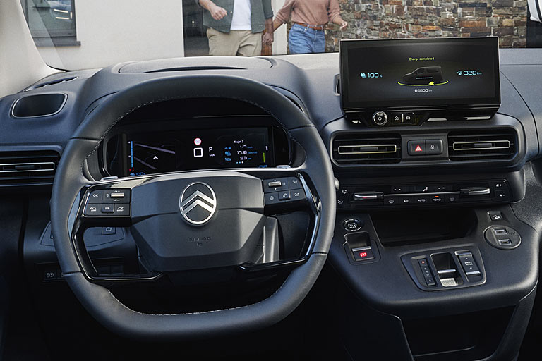 Dazu kommt ein neues Zwei-Speichen-Lenkrad mit abgeflachten Bereichen und eher schlechter arrangierten Tasten