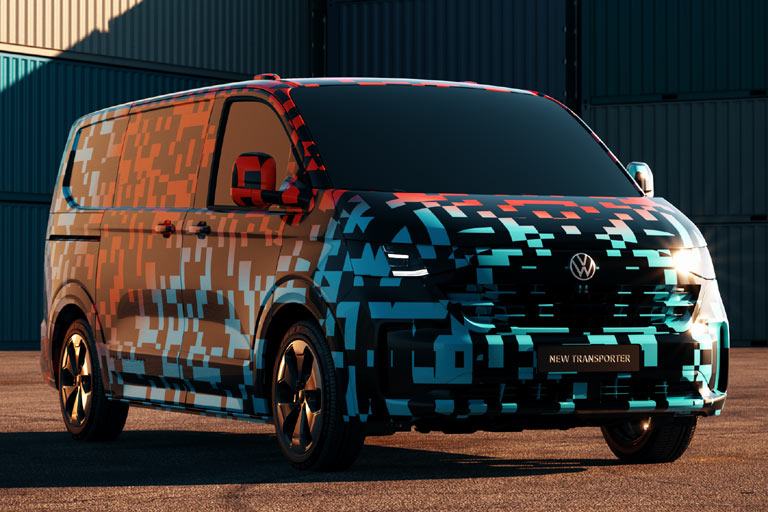 Gestatten, VW T7. Der neue Transporter zeigt sich bisher nur im Tarnkleid. Im Frühling 2024 sollen die Hüllen fallen, erst 2025 beginnen die Auslieferungen