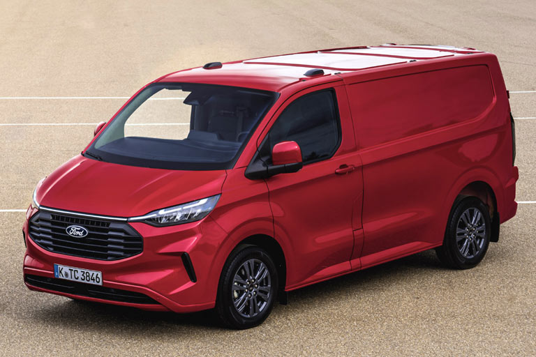 Zum Vergleich: So sieht die Basis, der Ford Transit Custom, aus. Er liefert nicht nur die Karosserie und den türkischen Produktionsort, msondern auch die Motoren
