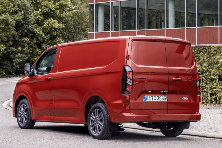 Im Bereich der Kennzeichenbeleuchtung ist sicher noch Optimierungspotential vorhanden. Sowohl bei Ford als auch bei VW wird es eine normale (Bild) und eine schickere optionale Gestaltung der Heckleuchten geben