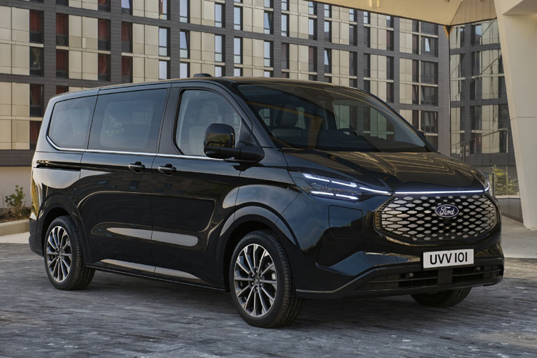 Die E-Modelle und der PHEV tragen die Stromklappe rechts an der Front. Das Bild zeigt den Tourneo Custom, quasi den VW T7 Caravelle