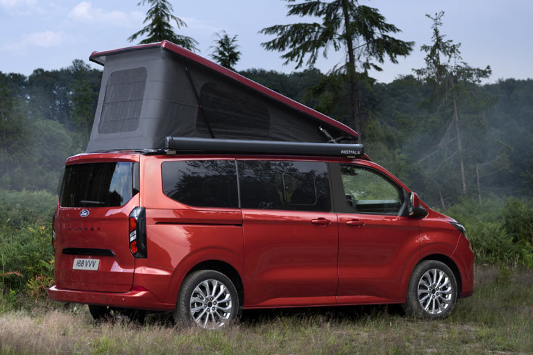 Ford hat auch schon das Wohnmobil fertig, es heißt wieder Nugget. Ob VW zusätzlich zum angekündigten California auf MQB-Multivan-Basis (und zum angedachten ID.Buzz-Camper) auch ein T7-Reisemobil bringen wird, bleibt abzuwarten