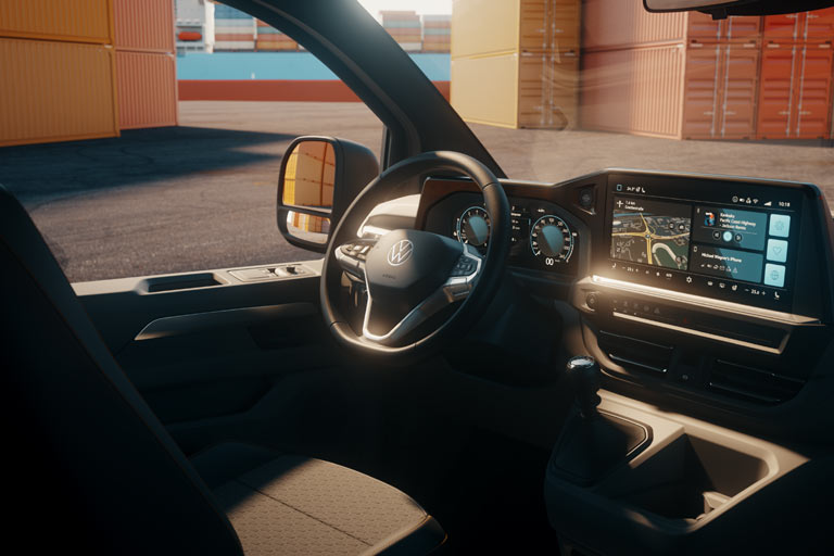 Das Interieur ist nicht mehr verhüllt. Das Lenkrad hat echte Tasten, auch eine Tastenreihe gibt es. Der Bildschirm ist satte 13 Zoll groß und Serienstandard, Navigation kostet extra