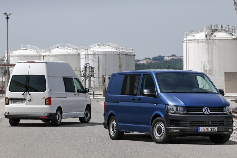 Und noch ein Blick zurück, hier der Transporter als 6.0, einmal mit Hochdach und Heckflügeltüren mit Doppelwischer. Charakteristisch sind die Stahlfelgen