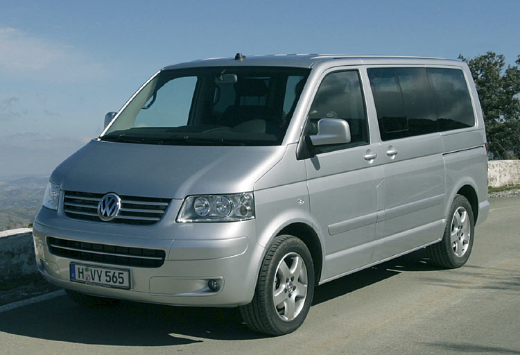 Im Prinzip war der T6.1 nur das dritte Facelift des T5 von 2003. Der sieht auch heute noch recht ansehnlich aus. Nach 20 Jahren war es nun aber an der Zeit für ein richtig neues Auto