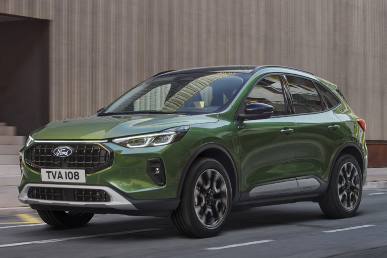 Vier Jahre nach dem Start zeigt Ford das Facelift des Kuga. Der Grill, der nun das vergrößerte Logo mit weißer Schrift trägt, ist breiter, flacher und höher positioniert. Scheinwerfer und Frontschürze sind ebenfalls modifiziert