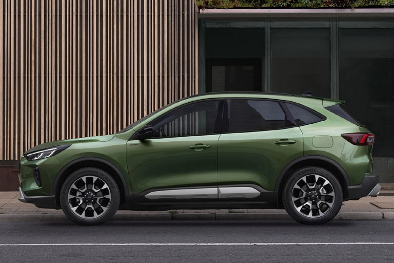 Facelift-typisch ist die Seitenansicht abgesehen von mutmaßlich neuen Räderdesigns und einer leichten Überarbeitung der Außenspiegelgehäuse unverändert geblieben