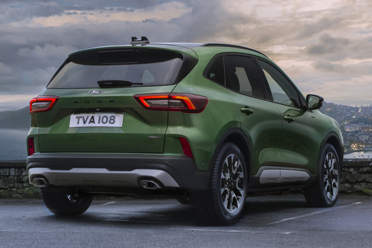 Am Heck gibt es ein neues Innenleben für die Leuchten, eine veränderte Schürze mit größeren Einsätzen für Reflektoren und Nebelschlussleuchte und vor allem den überfälligen Wegfall der Griffmulde. Auffällig ist die Dachantenne in Doppel-Stummel-Optik