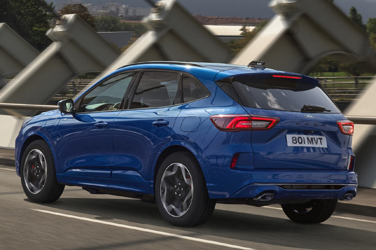 Vom Topmodell &raquo;Active&laquo; zur &raquo;ST-Line&laquo;: Sportlicher angehaucht, mit lackierten Radläufen und anderen Schürzen. Alle Kuga haben den Tankdeckel auf der falschen Seite