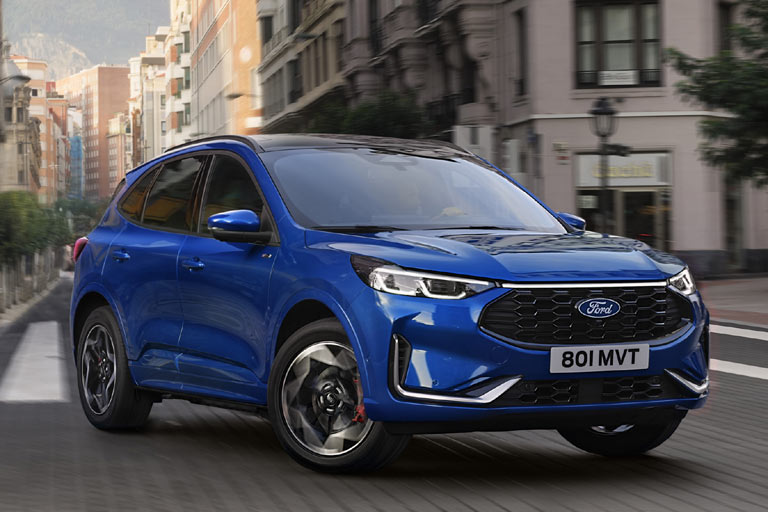 Rote Bremssättel gehören zum ST-Line-X-Paket. Nebelscheinwerfer hat die ST-Line nicht. Alle Kuga tragen fortan die Lichtleiste zwischen den Scheinwerfern