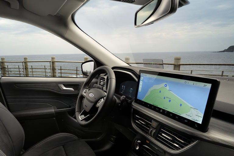 Wichtigste Neuerung ist der von acht auf 13,2 Zoll gewachsene Infotainment-Screen. Ford Sync 4 ist nun Standard, inkl. 5G-Anbindung, Alexa und kabelloser Handy-Anbindung. Ein rahmenloser Innenspiegel wäre schön(er) gewesen