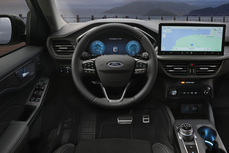 Positiv: Das große 12,3-Zoll-Kombiinstrument bleibt erhalten, ebenso die echten Tasten am Lenkrad. Negativ: Die herkömmliche, praktischere Klimabedieneinheit entfällt, die Türgriffe sind zu horizontal, und auf dem Lenkrad prangt noch das alte Logo