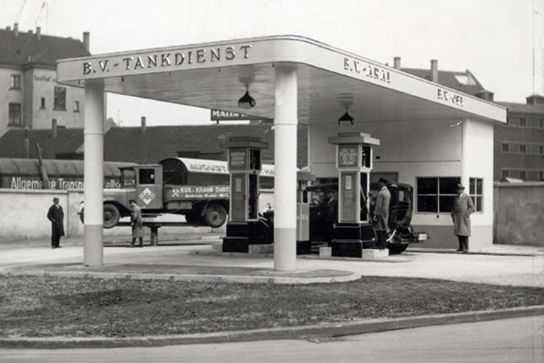 Blick auf eine Tankstelle von 1939, die noch unter dem Vorgänger-Namen B.V. (&raquo;Westdeutsche Benzol-Verkaufs-Vereinigung&laquo;) firmiert