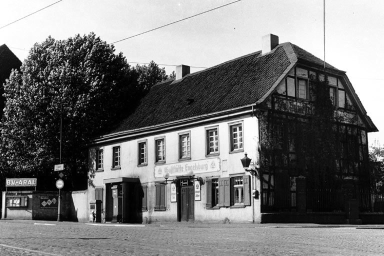 1942: In den Kriegsjahren war Aral Teil der NS-Kriegswirtschaft. Der Kraftstoffvertrieb wurde ab 1939 zentralisiert, es wurde nur noch Einheitskraftstoff verwendet, der tw. aus Kohle statt aus Erdöl hergestellt und verbleit wurde