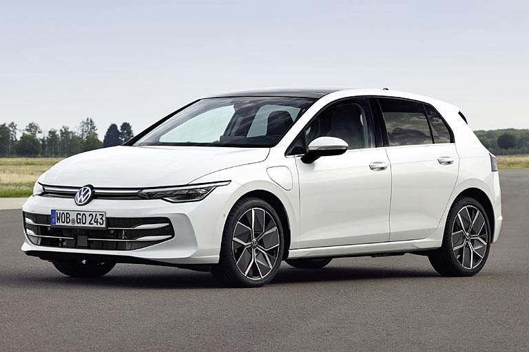 Über vier Jahre nach der Vorstellung des Golf VIII zeigt VW endlich die Modellpflege. Erkennungszeichen ist vor allem die neue Frontpartie mit modifizierter Schürze, innen kleineren &raquo;